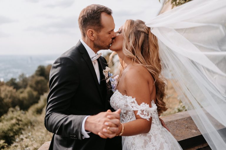 Hochzeit Steigenberger Petersberg Die Hochzeit von Nadja und Carsten im Steigenberger Hotel auf dem Petersberg war ein unvergessliches Ereignis vollerEmotionen, Spaß und Stimmung. Als professionelle Hochzeitsfotografin durfte ich diesen besonderen Tag fotografischbegleiten und die einzigartigen Momente festhalten. Die atemberaubende Hochzeitslocation auf dem Petersberg bot einetraumhafte Kulisse für die Feierlichkeiten. Mit seinem historischen Charme und dem atemberaubenden Blick über dasRheintal schuf das Steigenberger Hotel eine romantische Atmosphäre, die die Hochzeit von Nadja und Carsten zu einemunvergesslichen Erlebnis machte. Die Liebe und Freude der beiden strahlte in jeder Aufnahme und ich bin dankbar, Teildieses magischen Tages gewesen zu sein.