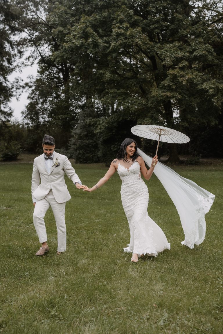 Persian-Moroccan Wedding, Schloss Grünewald Solingen Die Hochzeit von Bita und Fadi im malerischen Schloss Grünewald war ein unvergessliches Fest, das die schönsten Traditionen der persischen und marokkanischen Kultur vereinte. Trotz des unbeständigen Wetters strahlte das Schloss in voller Pracht und bot eine zauberhafte Kulisse für diesen besonderen Tag.